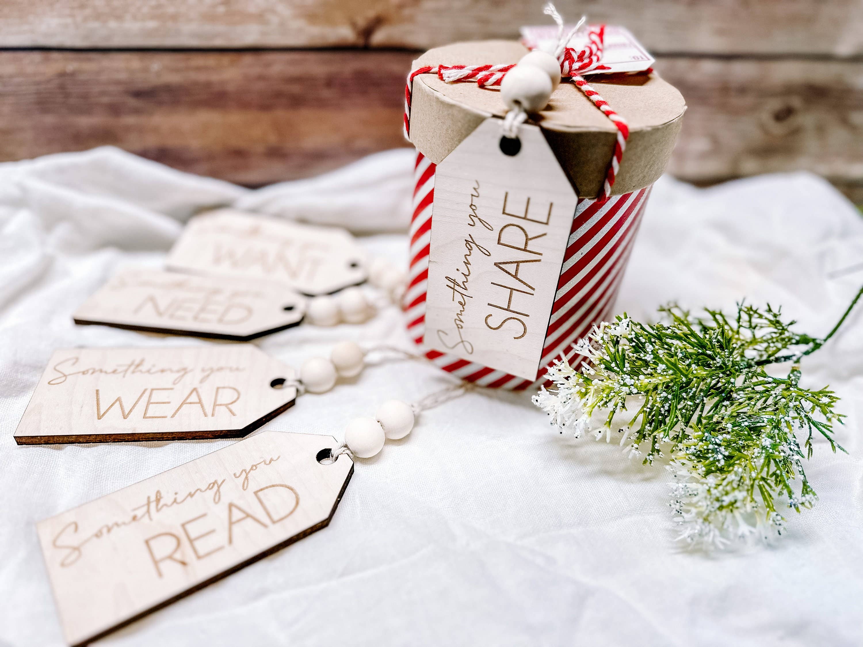 Hudson Valley Makers Co. – Großhandel Geschenkanhänger – Set mit 5 Geschenkanhängern aus Holz — Weihnachten, Lesen, Brauchen, Tragen5