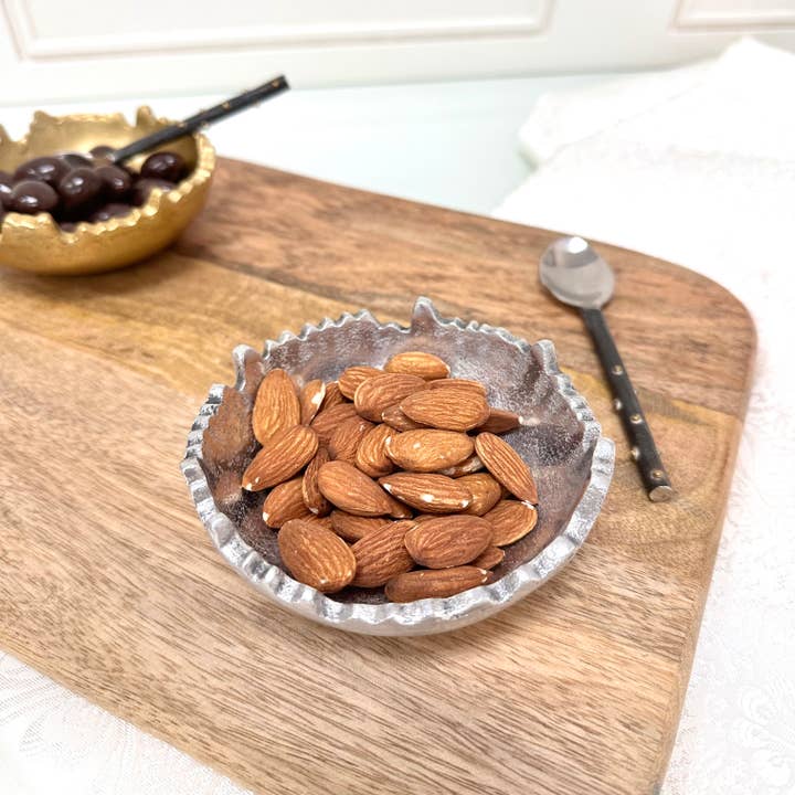 India Handicrafts Inc - Vendita all'ingrosso Ciotole/Piatti decorativi - Ciotola rotonda con bordo strappato in alluminio testurizzato, S4