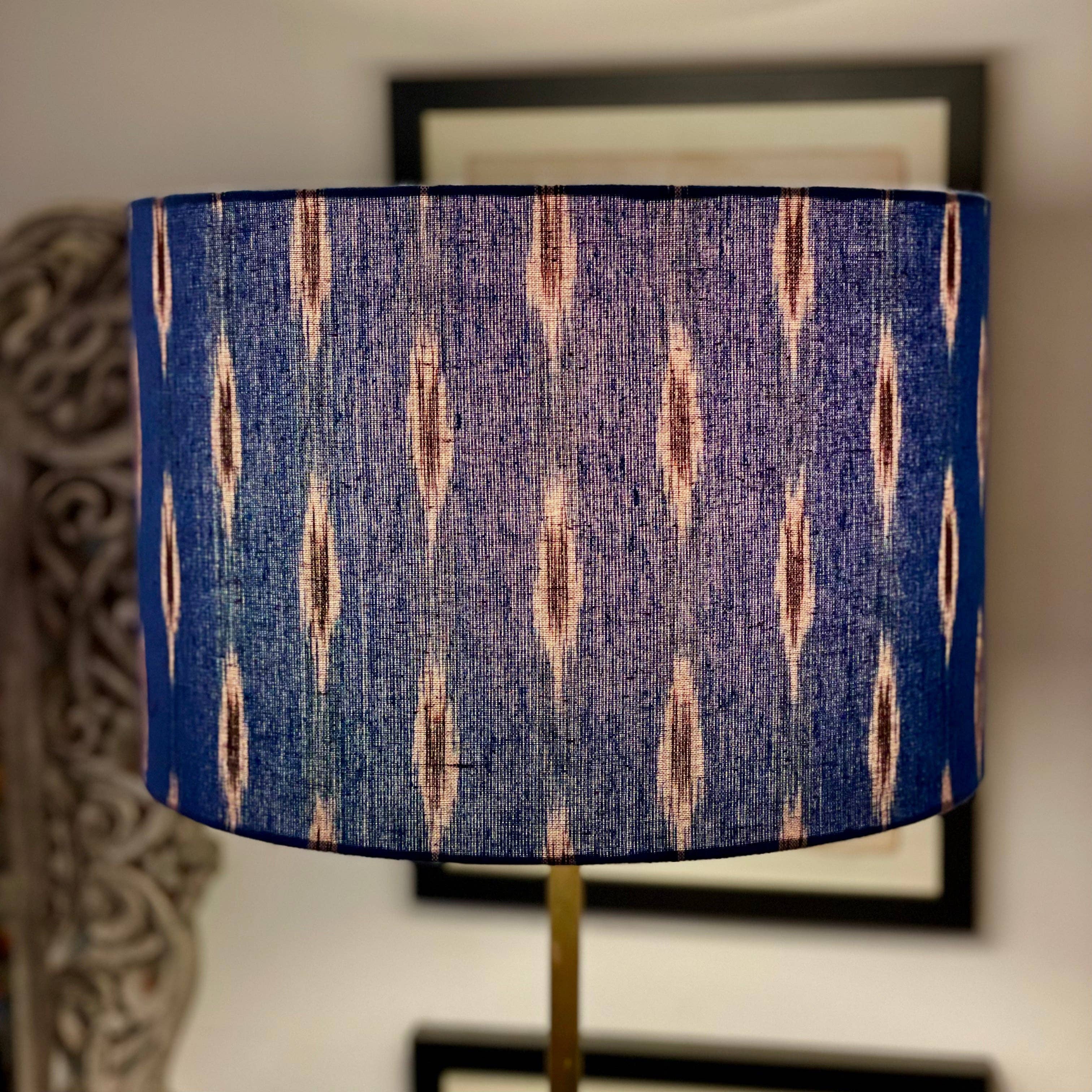 Olive and Limpet – Großhandel Lampenschirme – 12-Zoll-Trommel-Lampenschirm. Indischer Pochampally Ikat-Webstoff aus Baumwolle. Königsblau mit Lakritze und Weiß.1