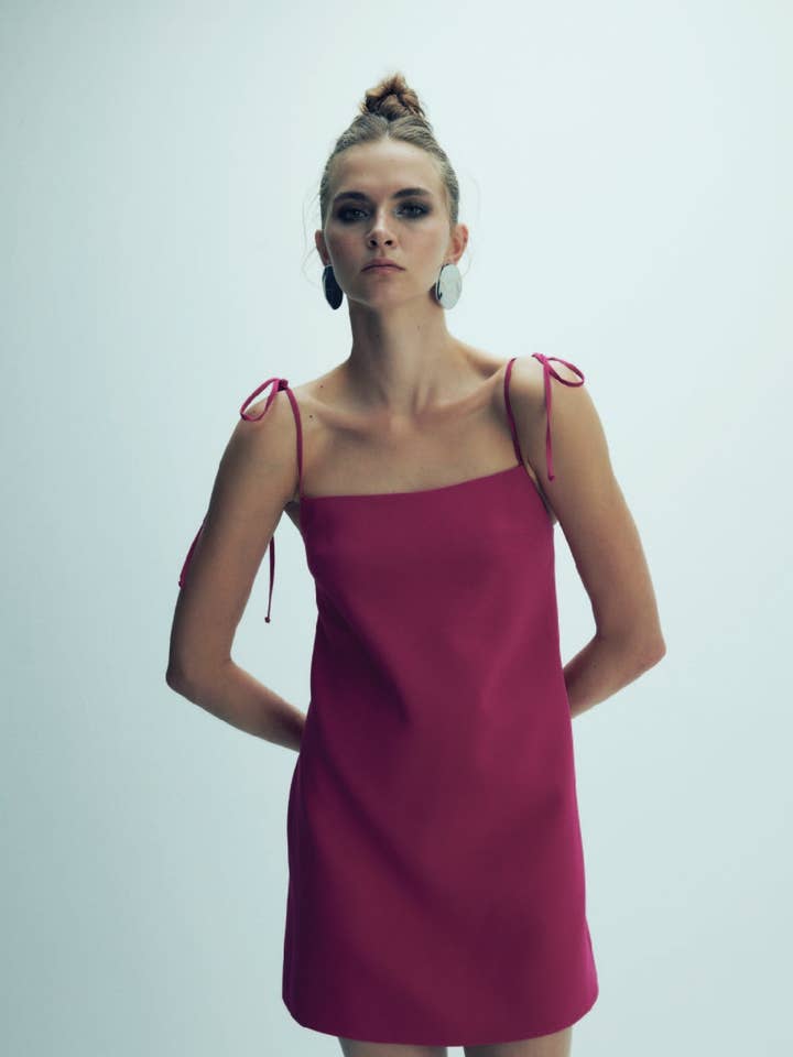 Robe Mini Crêpe Ellie en Sorbet Framboise pour la vente par NAZLI CEREN