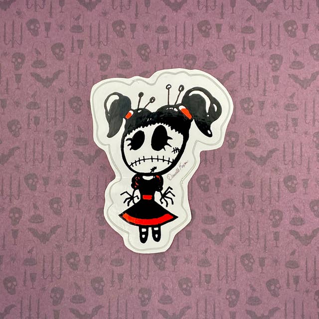 Autocollant - VooDoll Ester pour la vente par D. Kerper Arts