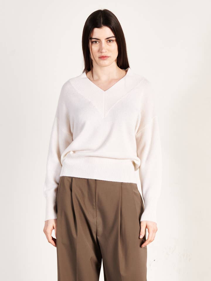 Pull col V cachemire 4 fils écru femme - HANA 12 pour la vente par STUDIO CASHMERE8