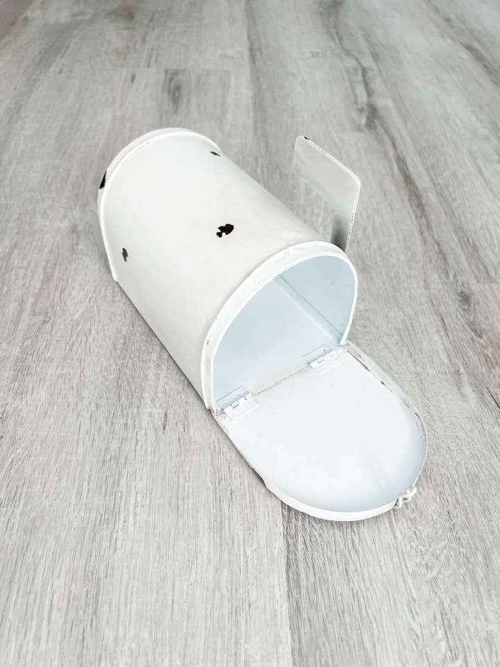 Boîte aux lettres en détresse pour la vente par Paper + Pallet