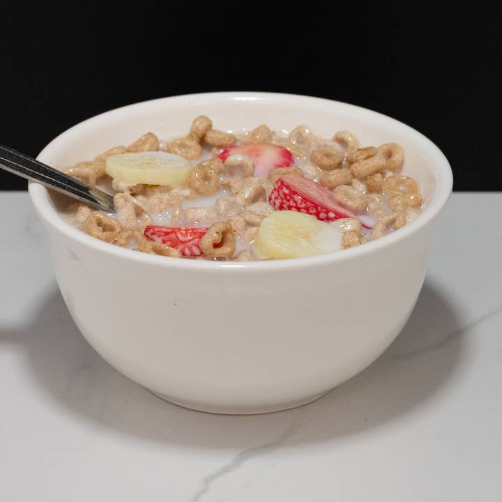 Just Dough It! Fake Foods – wholesale Dekorativt bordsobjekt – Spannmålskål med Cheerios med falska jordgubbar och bananer0