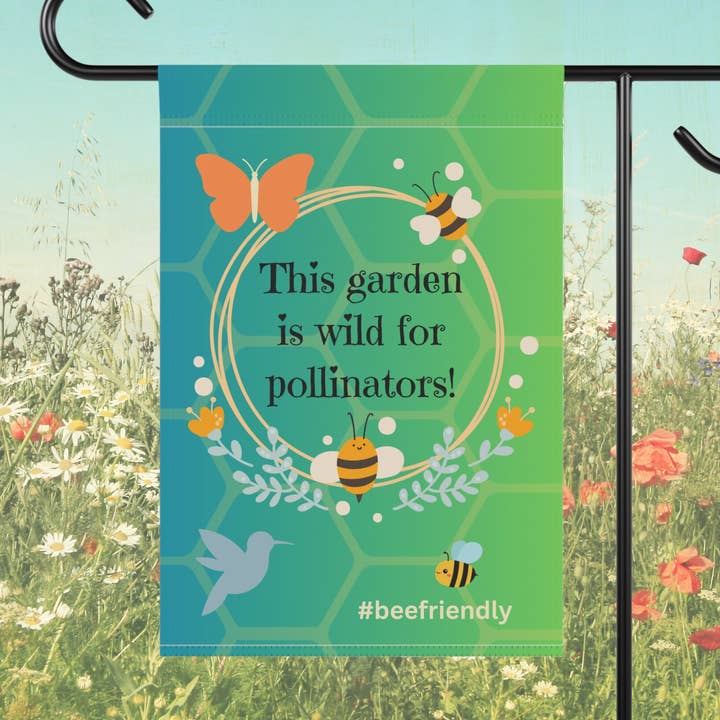 Ce jardin est sauvage pour les pollinisateurs ! #amidesabeilles / Bannière de jardin 12" x 18" pour la vente par Duck Petals