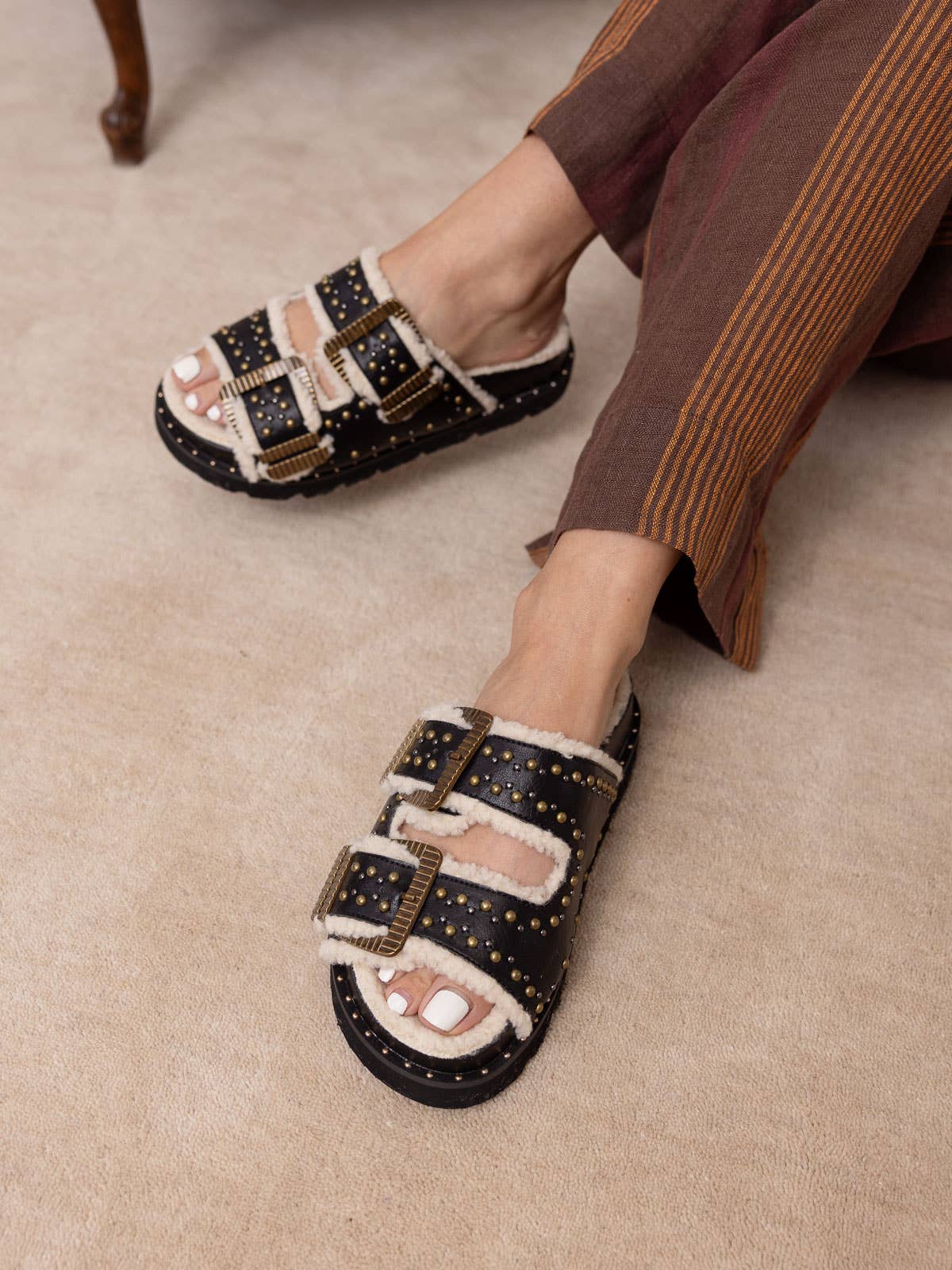 NOIR Le Gaylen | Mules à Boucle Cloutée Noire Doublées de Polaire en vente sur Faire4