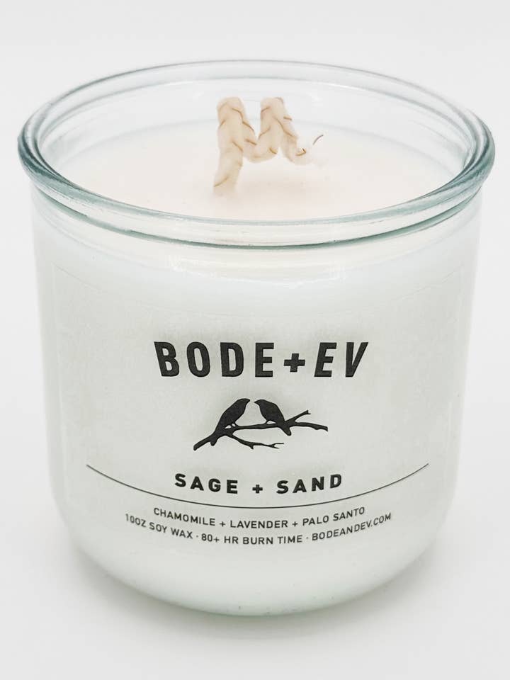 Sauge + Sable | Bougie de soja + Vaporisateur d'ambiance à la sauge, aux fleurs et aux bois pour la vente par Bode+Ev