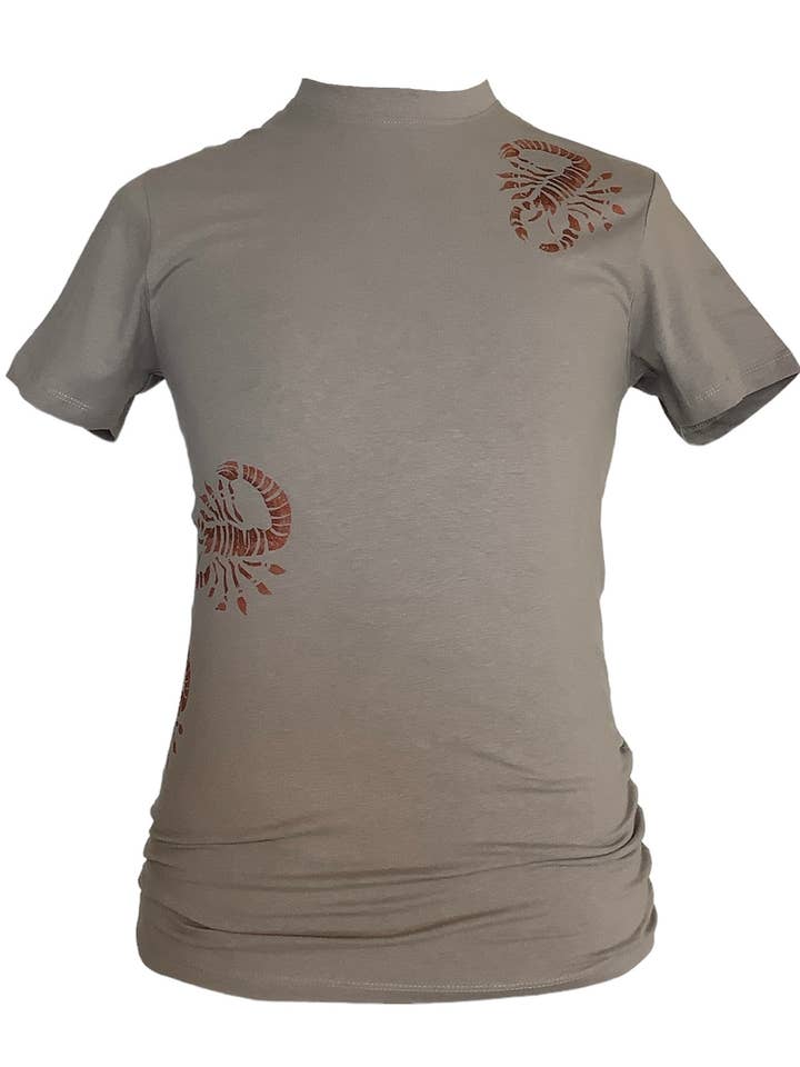 T-shirt grafica stampata a mano Scorpione grigia per la vendita all'ingrosso da parte di Impromptu Musé