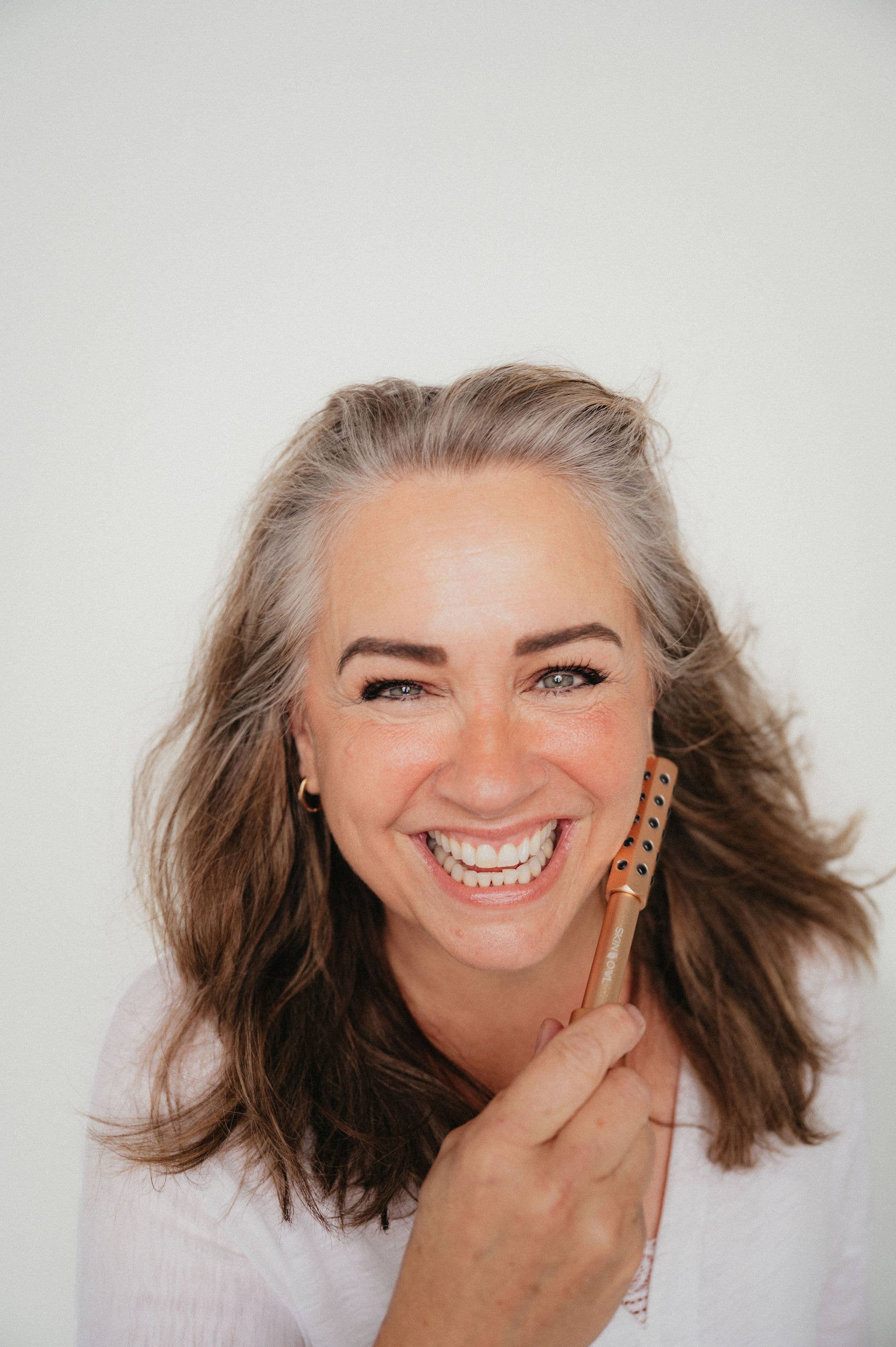 SkinOwl – wholesale Ansiktsroller – The Glow Stick guldrulle med germaniumstenar för lyft, slätning och formning1