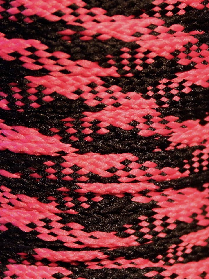 Lacets à carreaux roses et noirs pour la vente par The Shoelace Factory