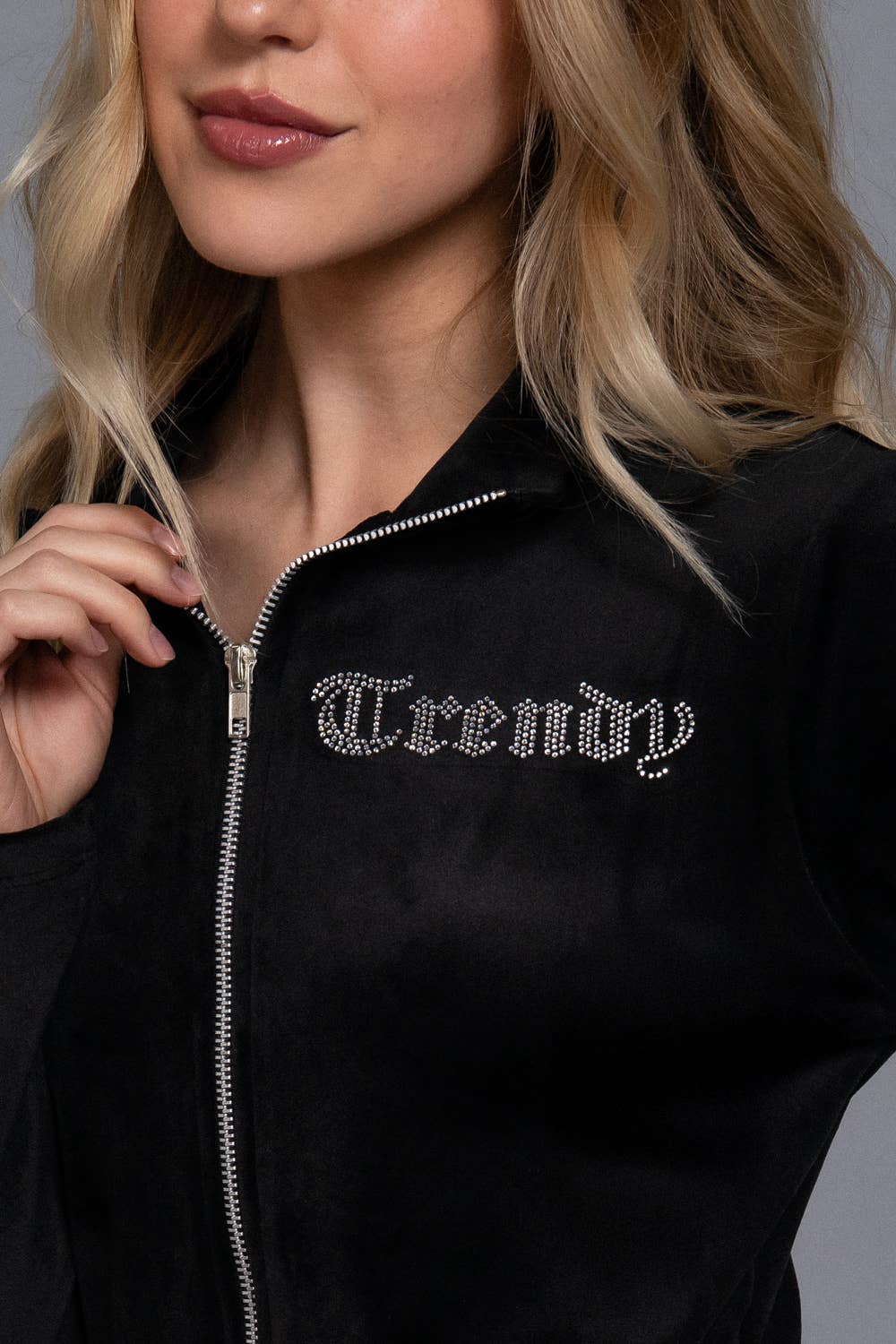 Active Basic | Active USA – Engroshandel Loungesæt - Dame – Mock Neck Zip Up Jakke & Rhinestone Flare Bukser Velour Sæt10