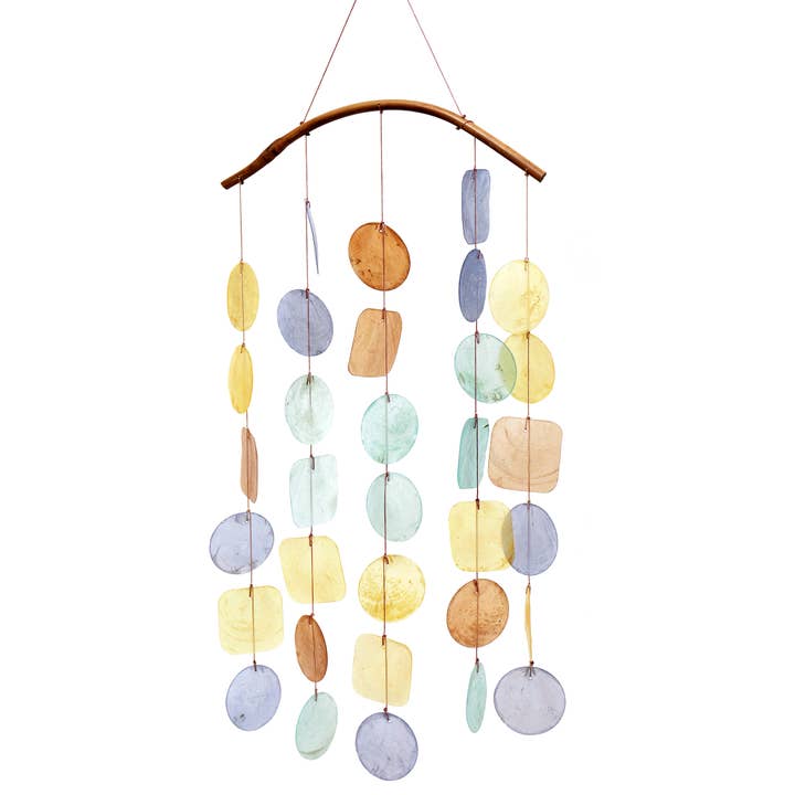 Vindspel med böjda musselskal i ljusblått, gult och brunt för wholesale av Mea-Living