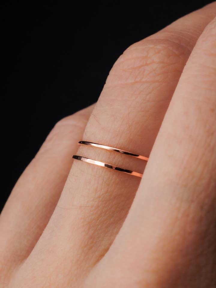 Anello impilabile ultra sottile, con imbottitura in oro rosa 14 carati. per la vendita all'ingrosso da parte di Hannah Naomi