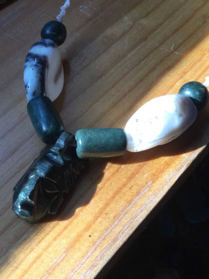 Ciondolo Testa di Pakal - Collana in serpentino e agata bianca - Gioielli Maya per la vendita all'ingrosso da parte di OllinMexica