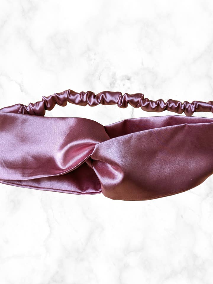 Verdrehter Satin-Haarreif in staubigem Rosa for wholesale by What a bun!