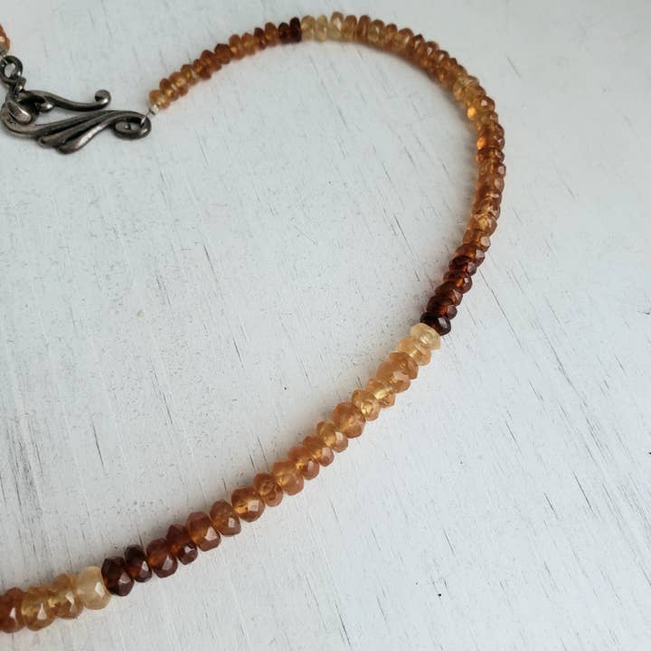 Divine Dragon Designs - Vendita all'ingrosso Collana con ciondolo/pendaglio - Collana di perline OOAK - Sciamano e lupo - Granato essonite