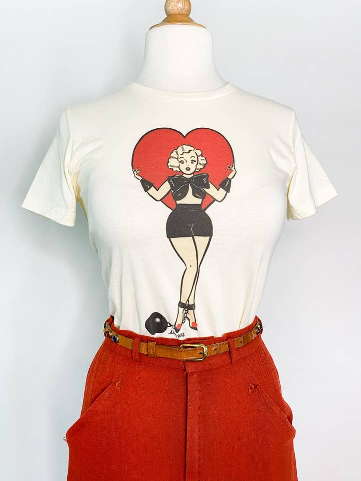 T-shirt ajusté Prisoner of Love en ivoire pour la vente par Mischief Made