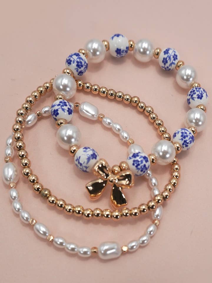 PULSERA MULTICAPA CON LAZO DE PORCELANA CERÁMICA AZUL | 80B1333 para venta al por mayor de JOSSLYN by wall to wall