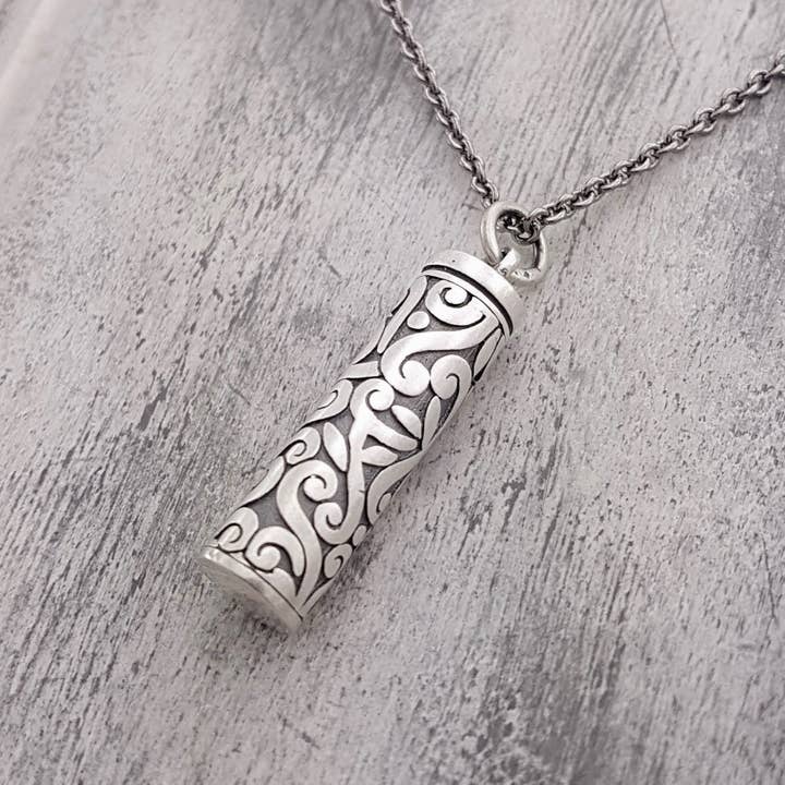 Collier avec pendentif en forme d'urne en forme de tourbillon floral, argent 925 massif pour la vente par Just Vial