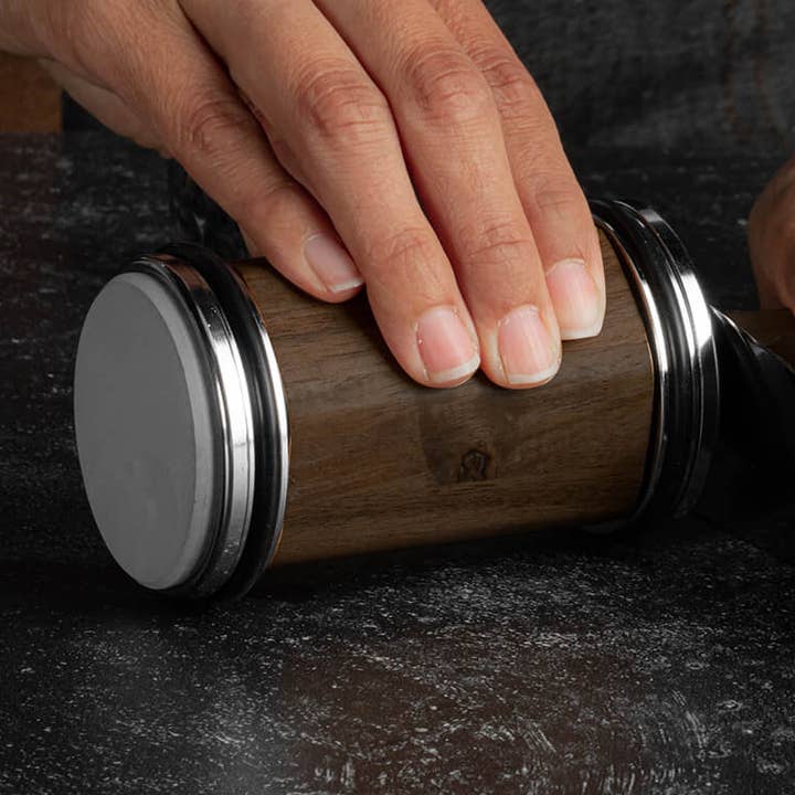 Aiguiseur de couteaux à roulettes avec base magnétique et base en bois pour la vente par Senken Knives