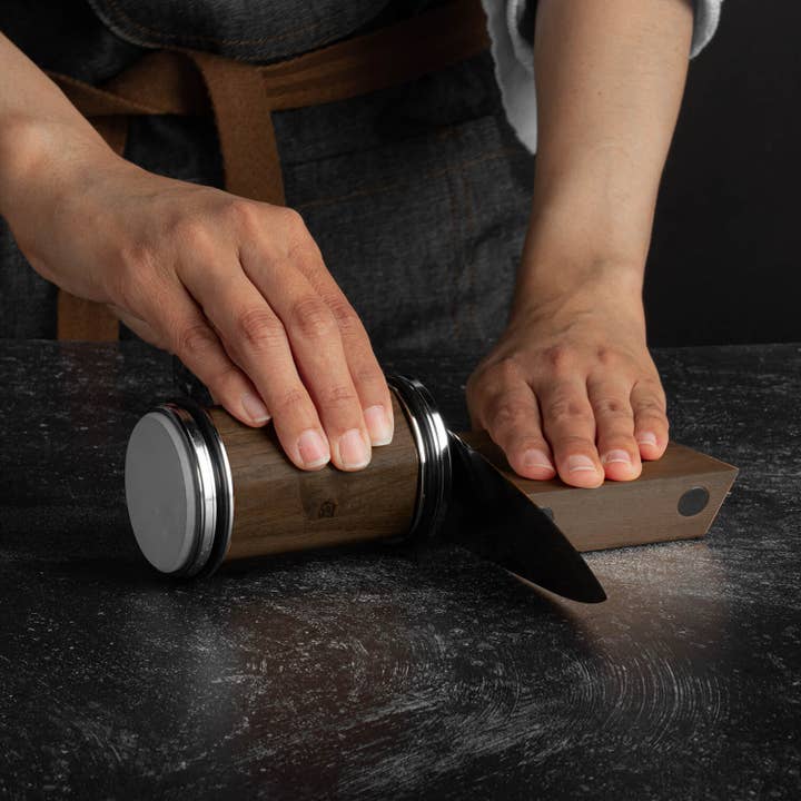 Senken Knives – Großhandel Messerschärfer – Rollmesserschärfer mit Magnetfuß mit Holzsockel