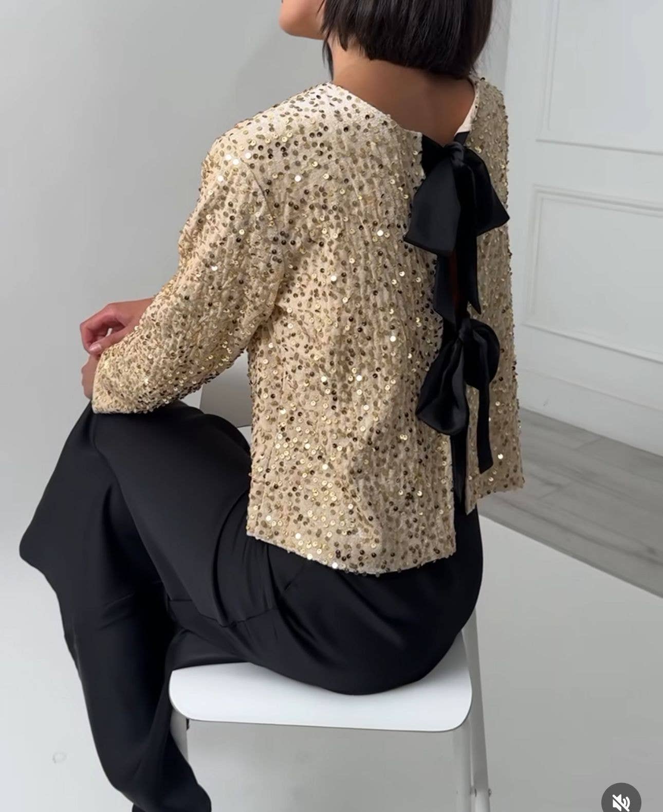 LORIANE – Engroshandel Skjorte med buttondown – til kvinder – LORIANE glitrende fløjlsbluse med sløjfer, model 640110