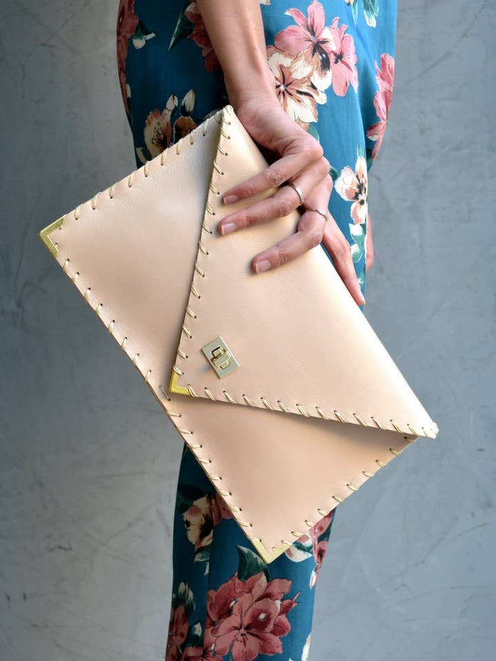 Pochette en cuir Symmetria nude pour la vente par ANA KOUTSI