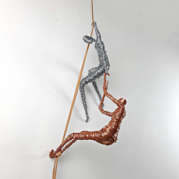 Set di 2 arrampicatori avventurieri, decorazioni da parete, scultura in filo per la vendita all'ingrosso da parte di Haritopoulou