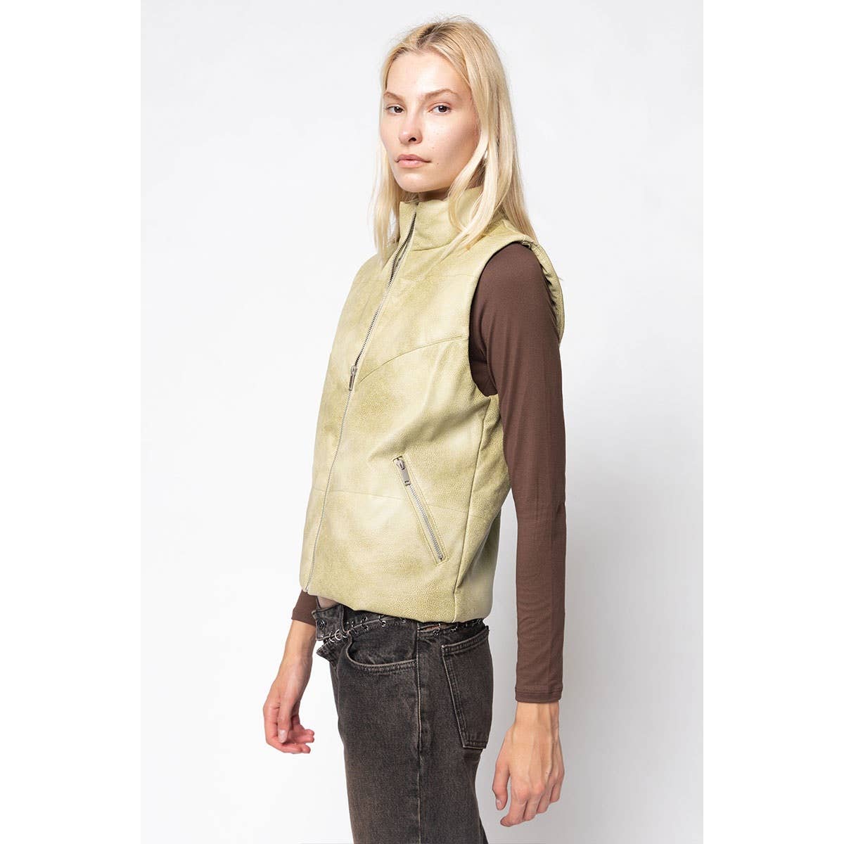 Naked Zebra - Vente Veste sans manches – femme - Gilet rembourré en cuir végétalien avec fermeture éclair sur le devant12