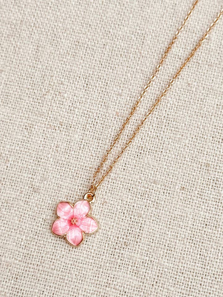 Collier Fleur Émaillée Fleur de Cerisier Doré pour la vente par Gracie Rose Designs