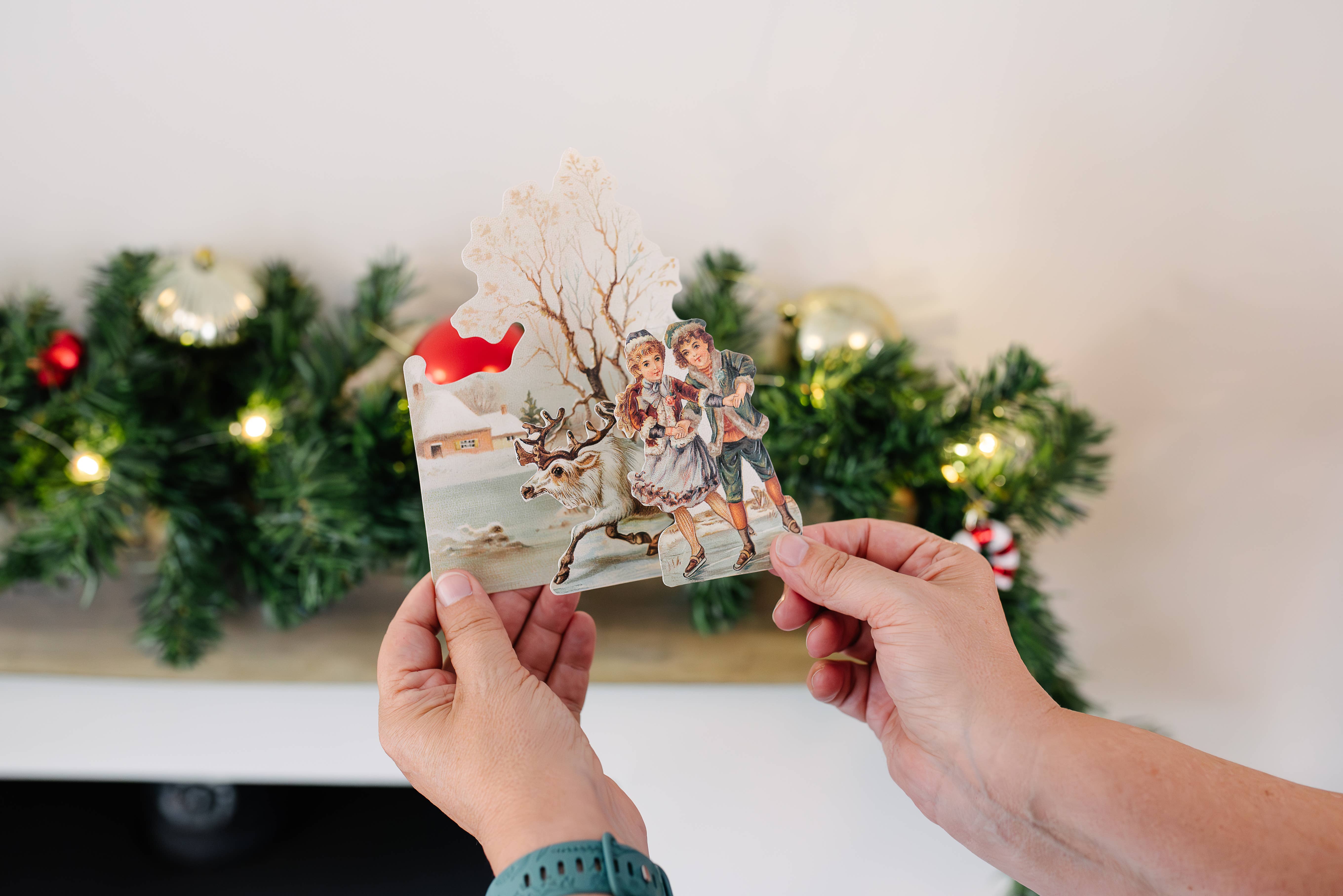 Mamelok - Wholesale Christmas Card - CHILDREN AND REINDEER 3D THEMED CHRISTMAS CARD2