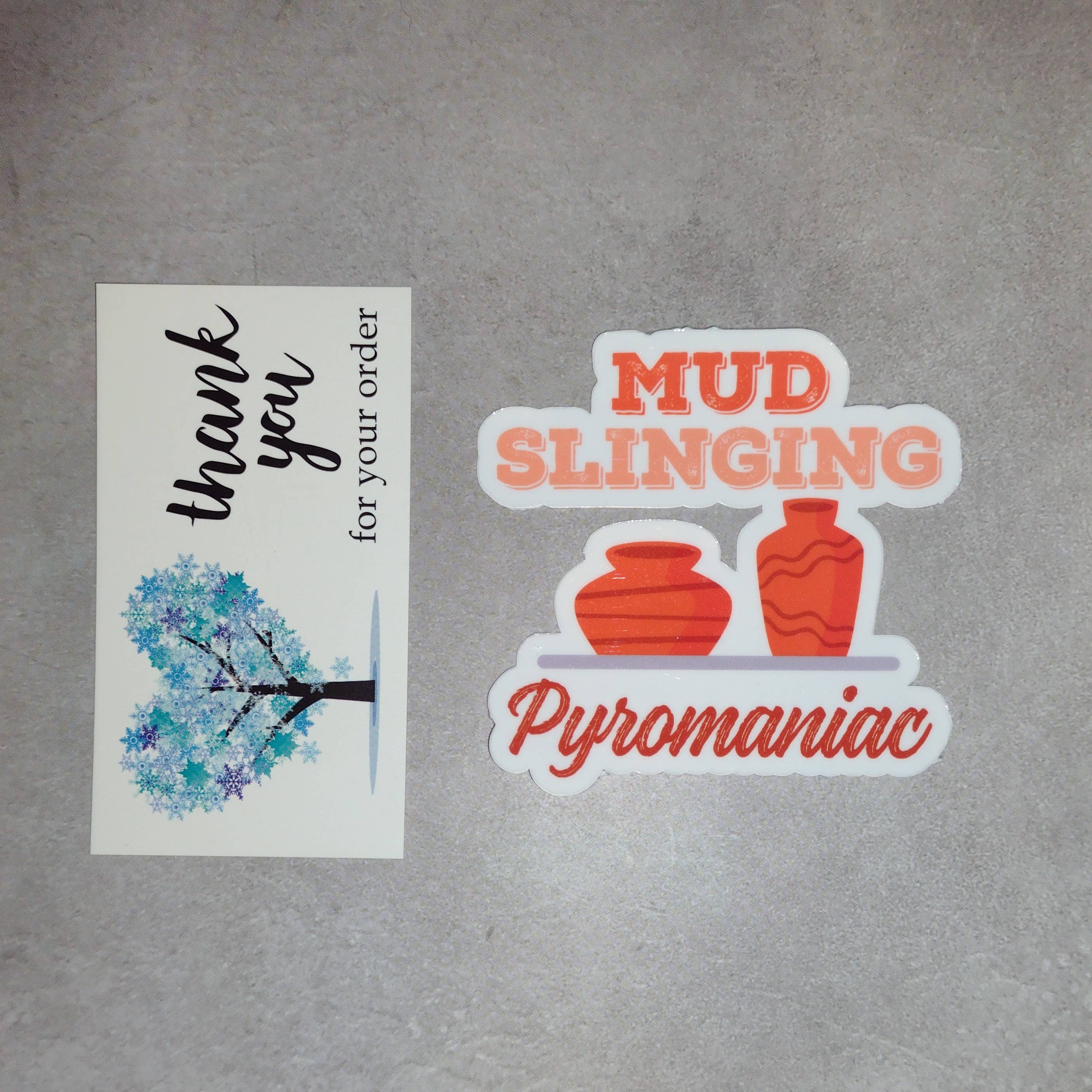 Dancing Dolphin Crafts – Engroshandel Klistermærke – Mudder Slinging Pyroman | Keramik klistermærke | Keramisk klistermærke4