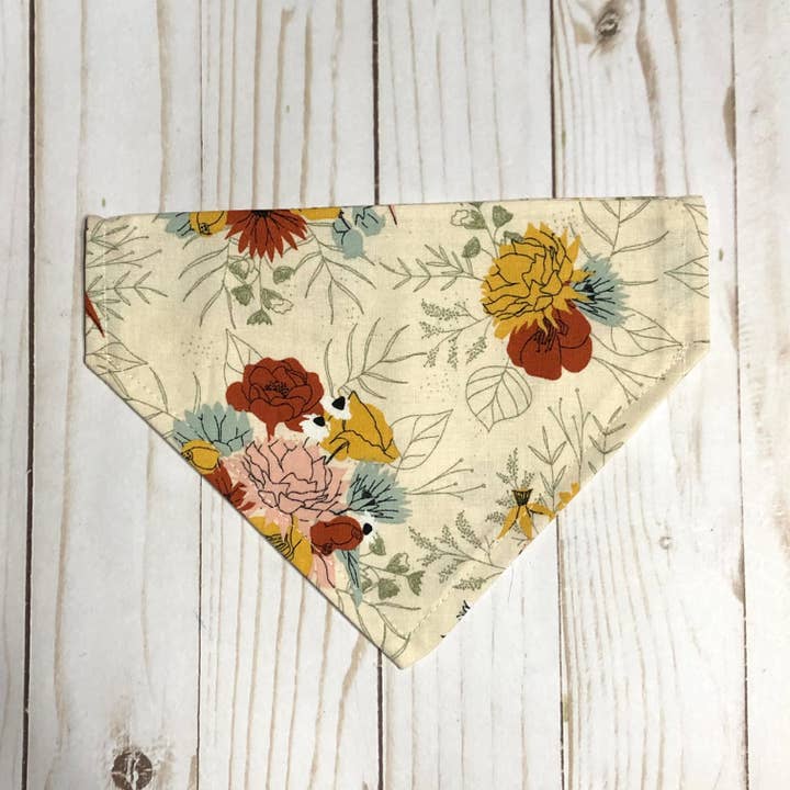 Bandana pour animal domestique en tissu imprimé floral moutarde, menthe et orange pour la vente par MDStickerShop