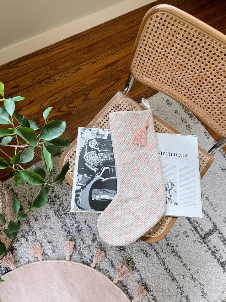 Met de hand gestikte roze geruite retro kerstsok voor wholesale door NOEL by Alma Home