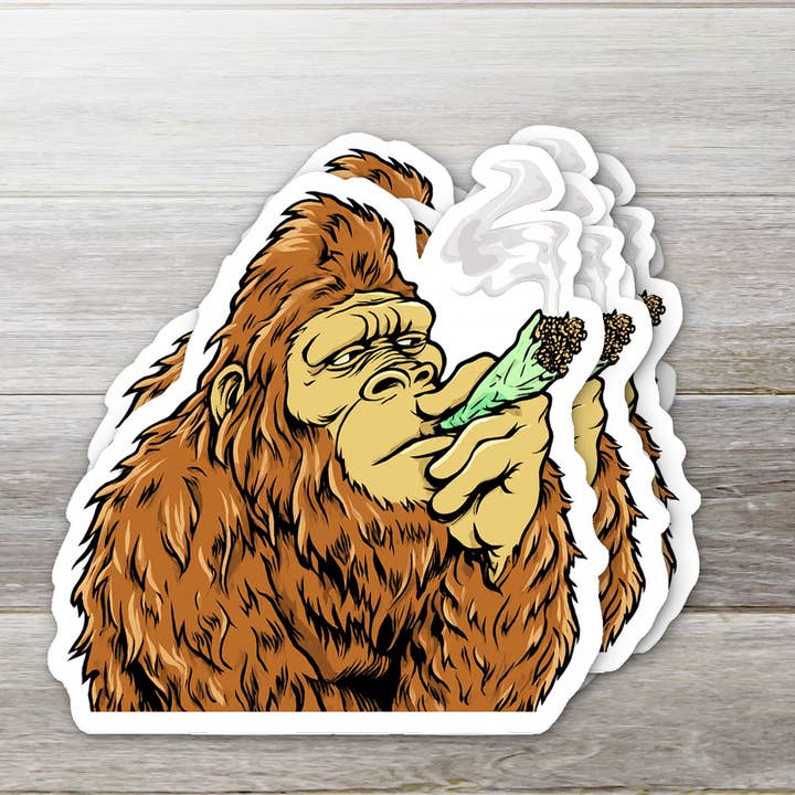 Rauchender Bigfoot • Lustiger Kiffer-Sasquatch Vinyl-Aufkleber für den Großhandel von Ozark Sticker Company