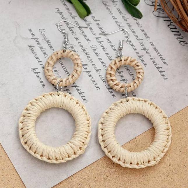 Ohrstecker aus Strohgeflecht in verschiedenen Ausführungen — E16 für den Großhandel von LoveLina