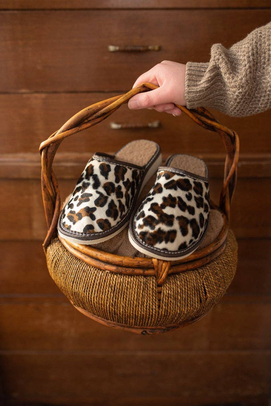 ONAIE - Wholesale Slippers - Women's - Leopard Wool Slippers1