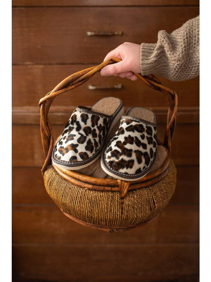 ONAIE - Wholesale Slippers - Women's - Leopard Wool Slippers1