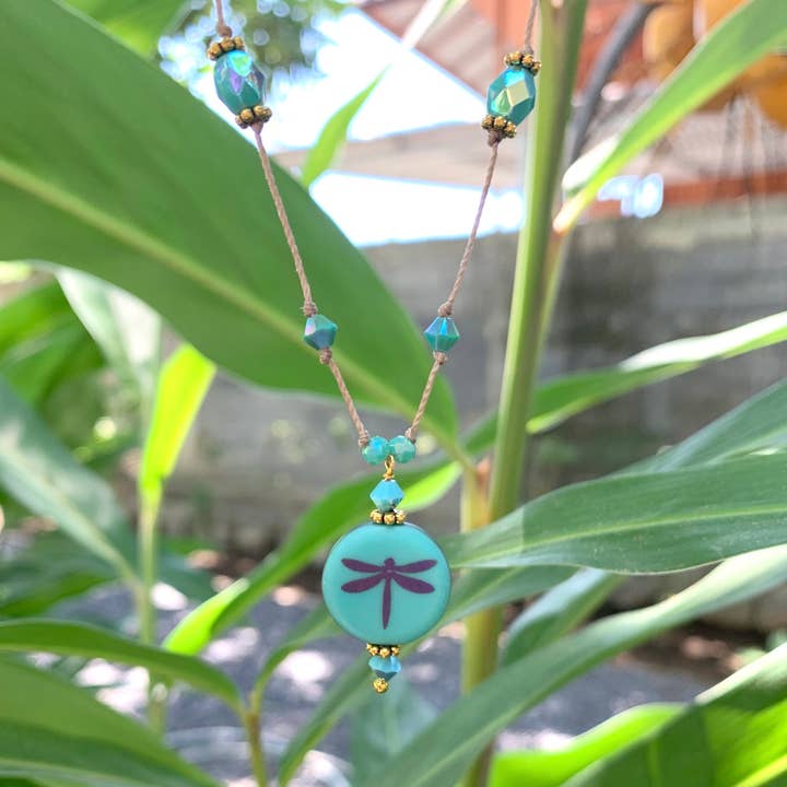 Collar con colgante de libélula Jardín turquesa para venta al por mayor de Marlene VanBeek Jewelry