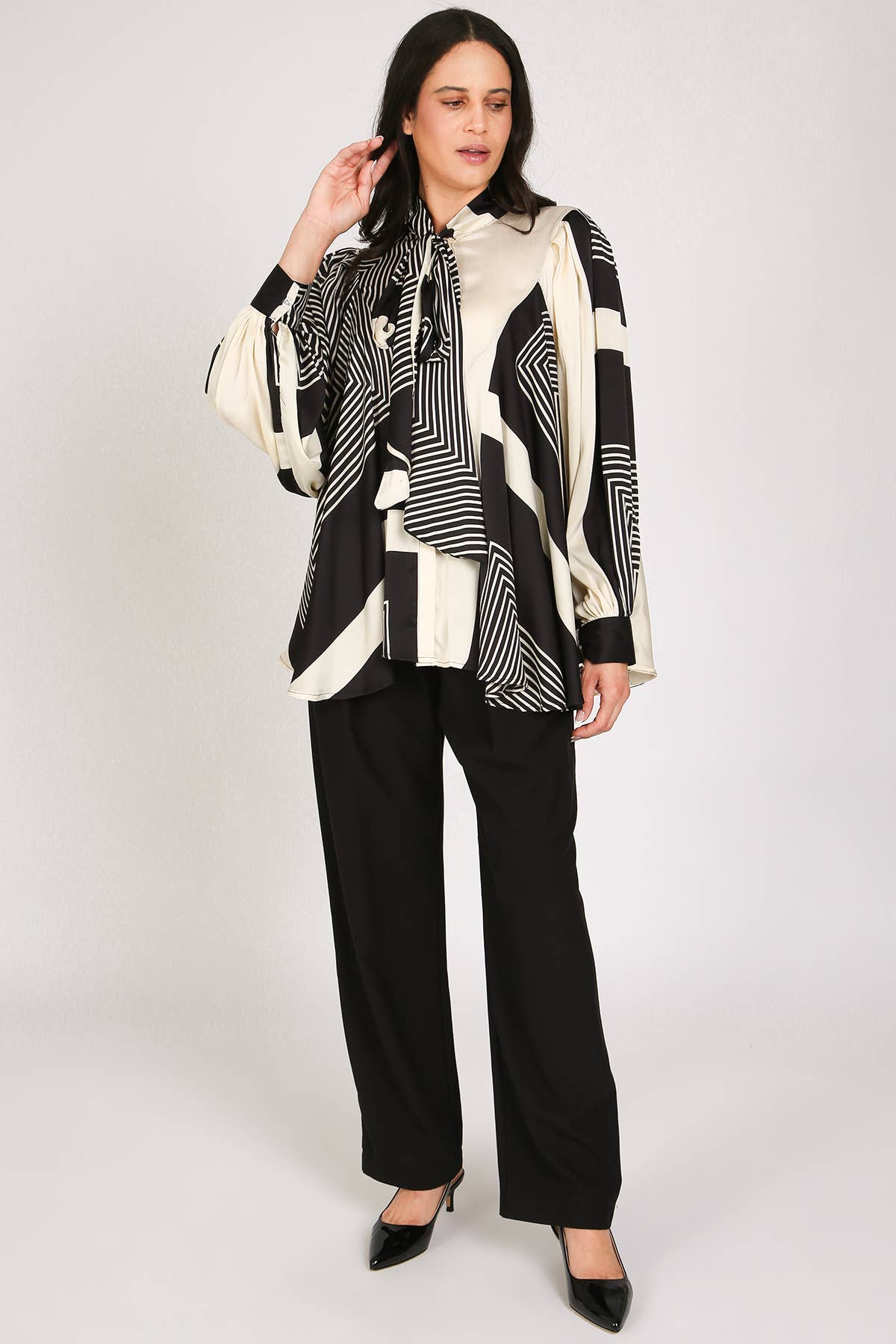 Preto Blusa de Cetim com Laço de Contraste Geométrico KC2357 para venda a revendedores na Faire1