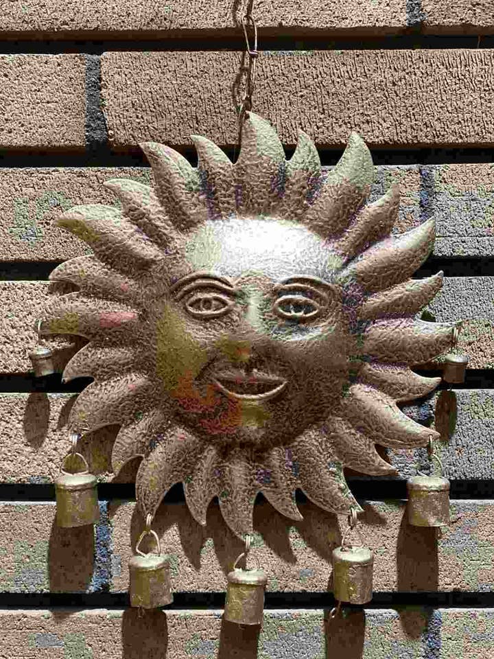 Campanello a vento in ottone riciclato a forma di sole (L) per la vendita all'ingrosso da parte di Katmandu Trading Co.