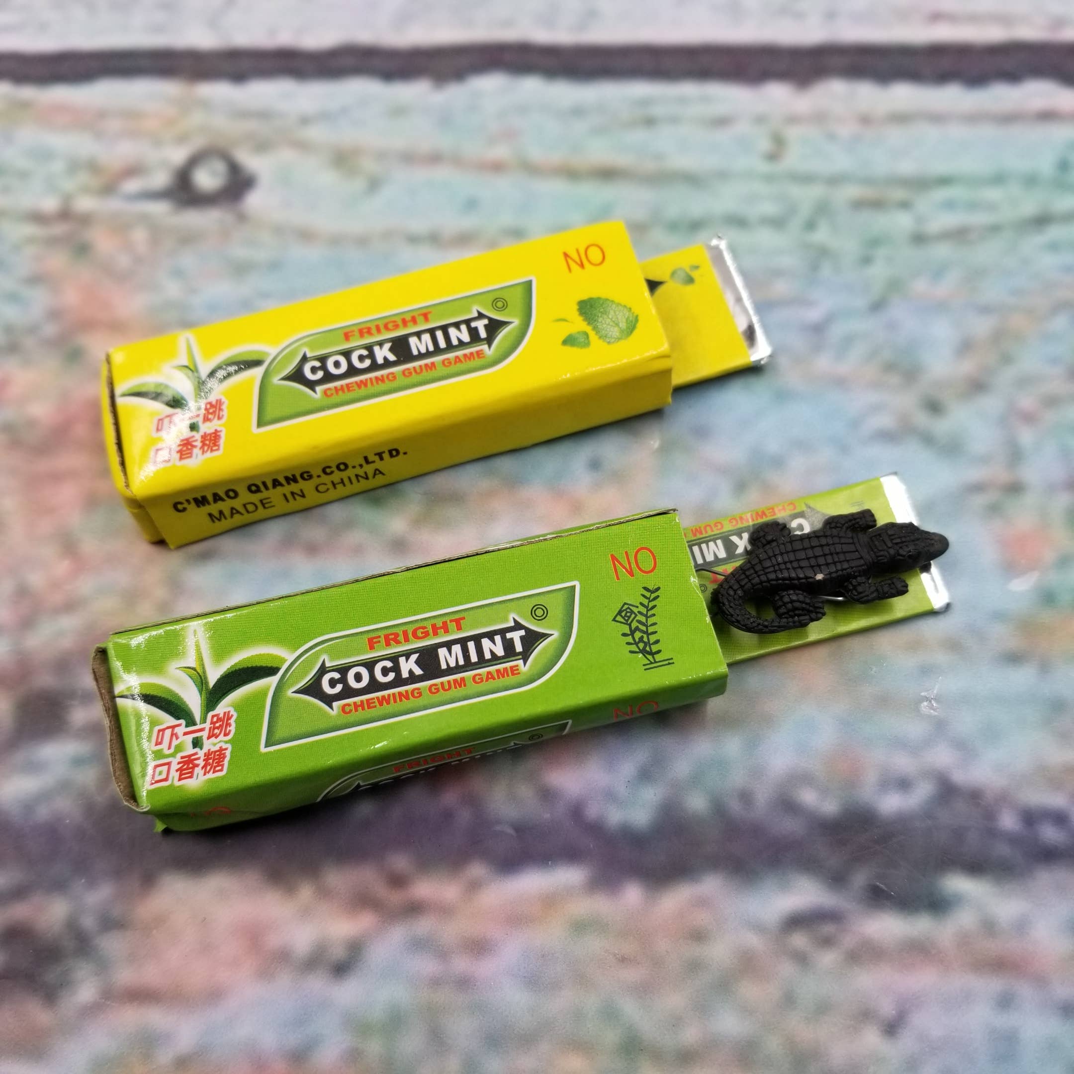 MIAS SHOP – wholesale Classic toy – Kids – Funny Pull Chewing Gum Cockroach Prank Shocking Toy 1