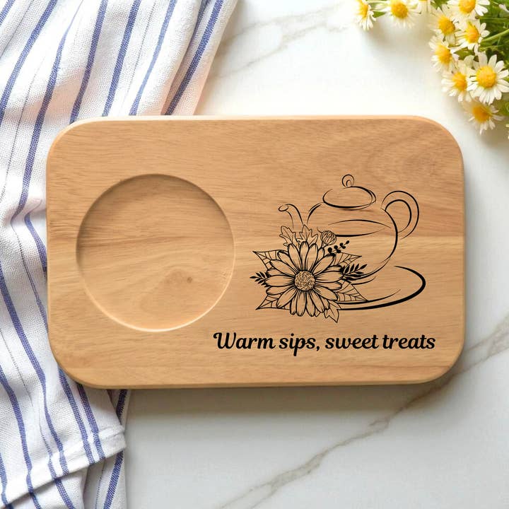 Plateau à thé et biscuits en bois gravé, planche à café et gâteau pour la vente par AboutWood
