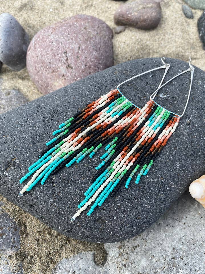 Earthy Haze oorbellen met franjes voor wholesale door Naomi Star Designs