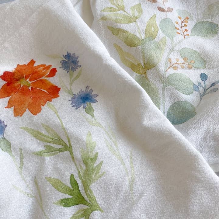 Serviette de sac à farine à imprimé bouquet d'été à l'aquarelle pour la vente par Look Alike Portraits LLC