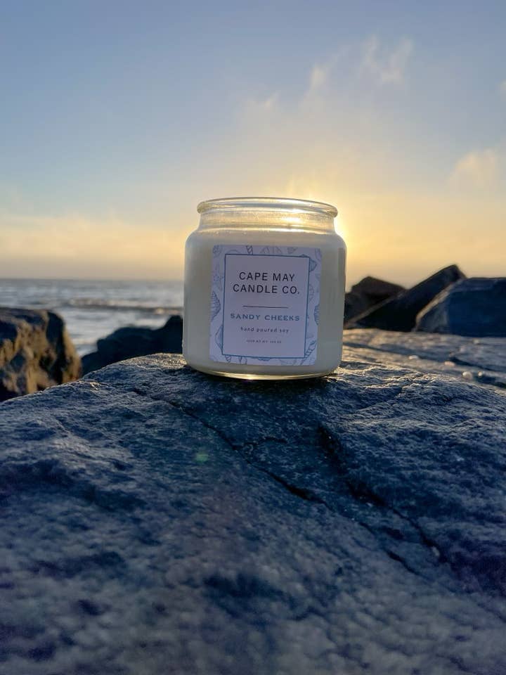 Bougie Sandy Cheeks 16 oz pour la vente par Cape May Candle Co.