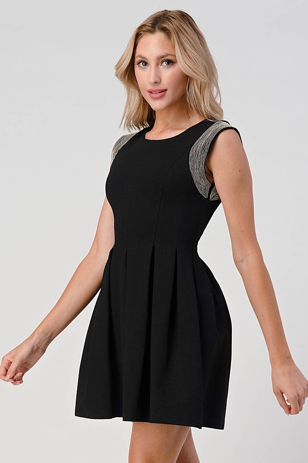 NERO Abito plissettato con dettaglio micro-catena in vendita all'ingrosso su Faire7