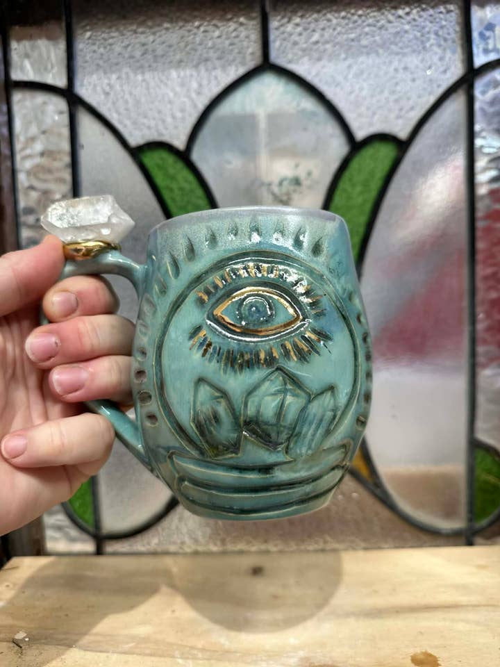 Tasse Boule de Cristal - Œil Voyant et Pointe de Quartz Clair pour la vente par Carys Martin Ceramics
