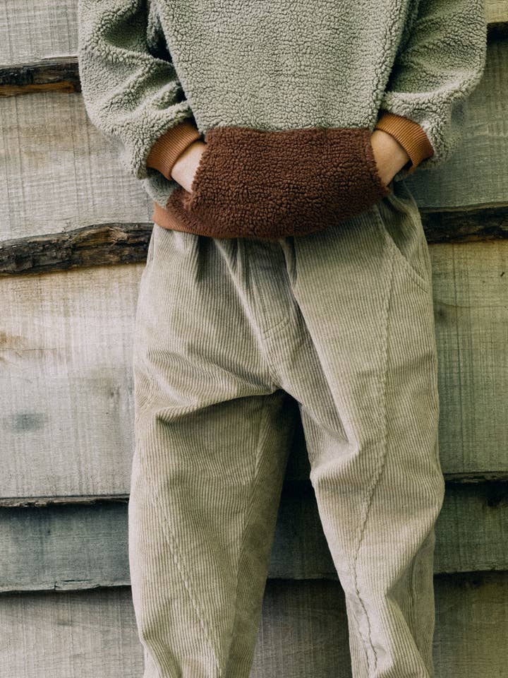 Pantalon en velours côtelé biologique pour enfants en vert pour la vente par Tiralahilacha