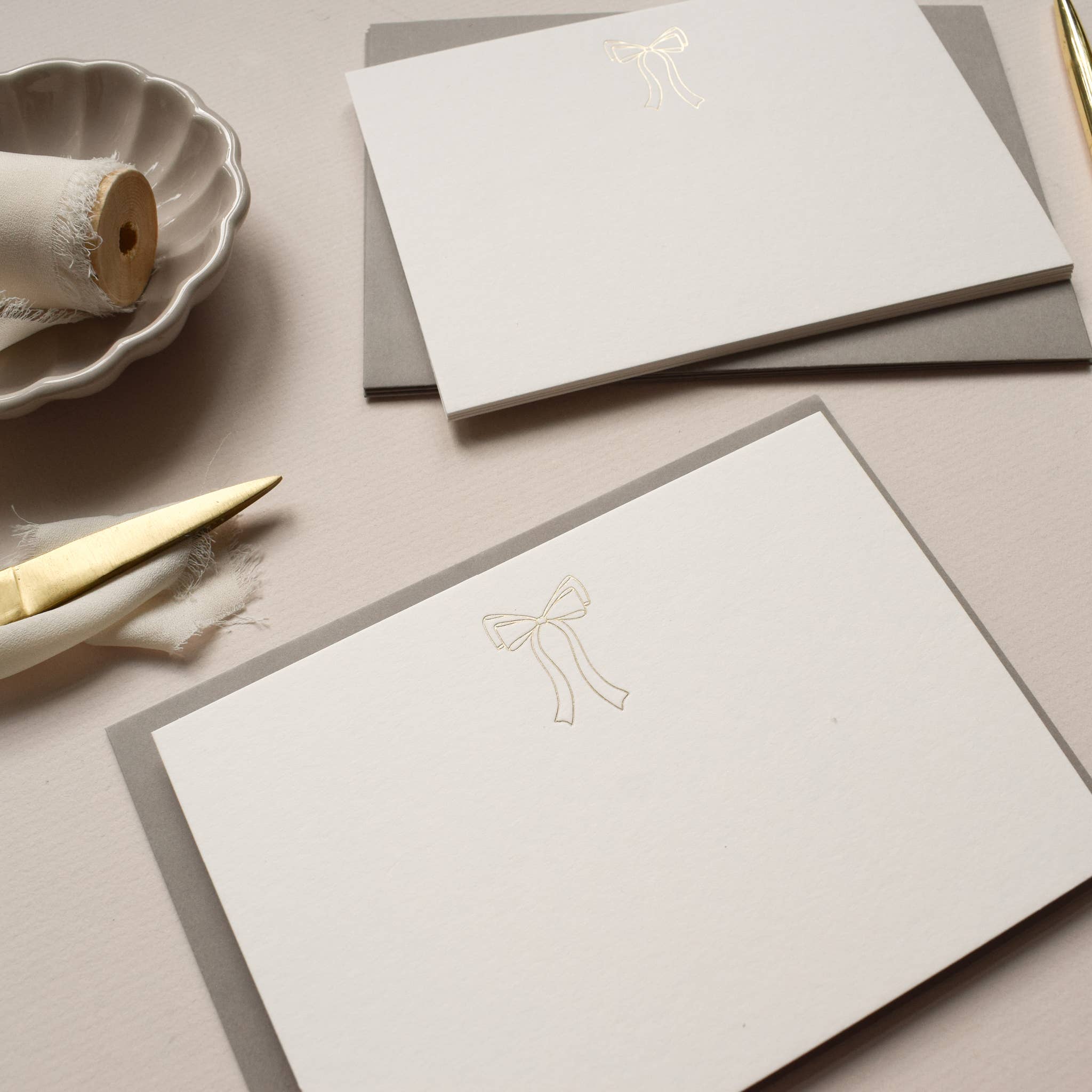 Jennifer Tune – wholesale Stationery/notecard set – Set of Five Notecards printed with a Gold Bow3